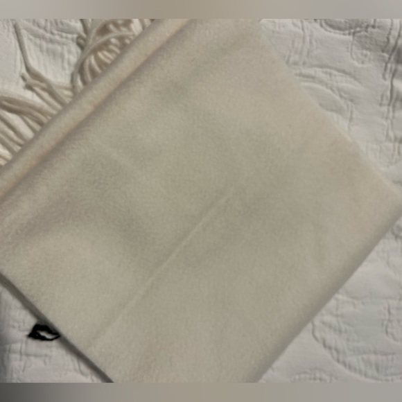 NWT authentic Gucci cashmere scarf with pearl bee appliqué, ivory color - Picture 9 of 10